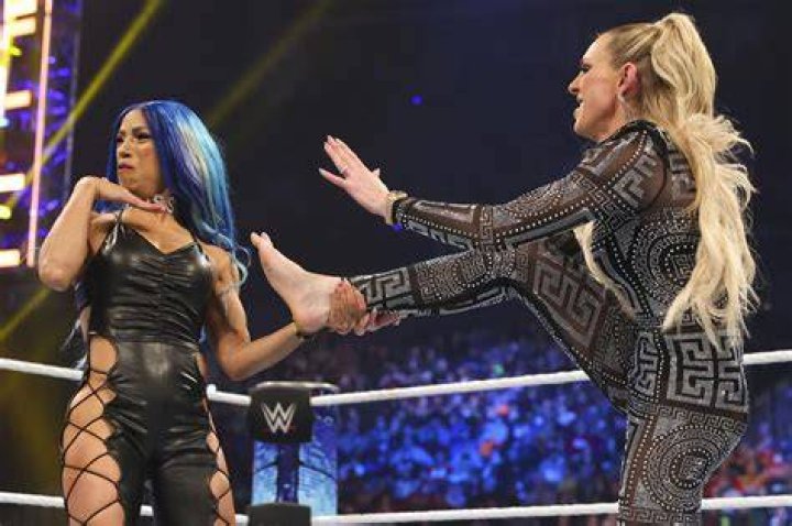 Sasha Banks and Charlotte prepare for HIAC