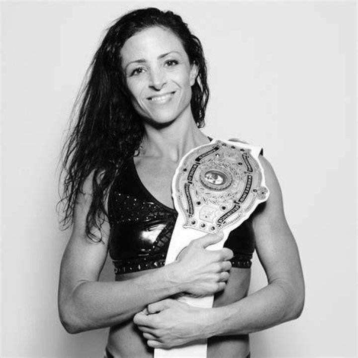 Serena Deeb faces down Thunder Rosa.