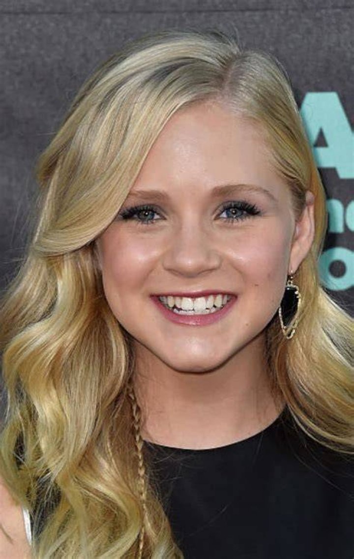 Sidney Fullmer as Aurora Snart/Glitch in Young Injustice - Season One