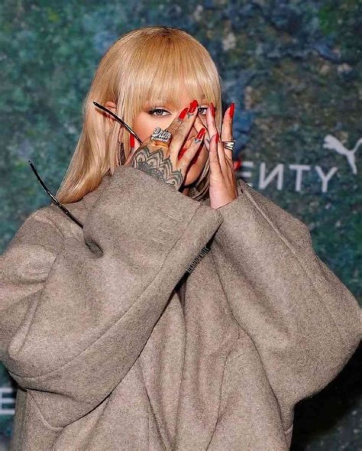 Singer Rosal&iacute;a Matched Her Nails to Her Sweatpants Allure