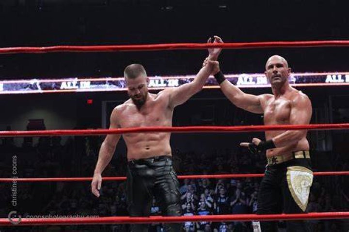 Stephen Amell Vs Christopher Daniels