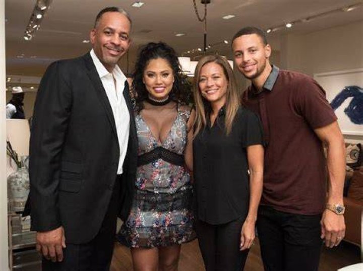 Stephen Curry’s Millionaire Father, Who Was Accused of Infidelity By Wife Sonya,
Forced Her to Stay Alone Despite Owning Multiple Properties