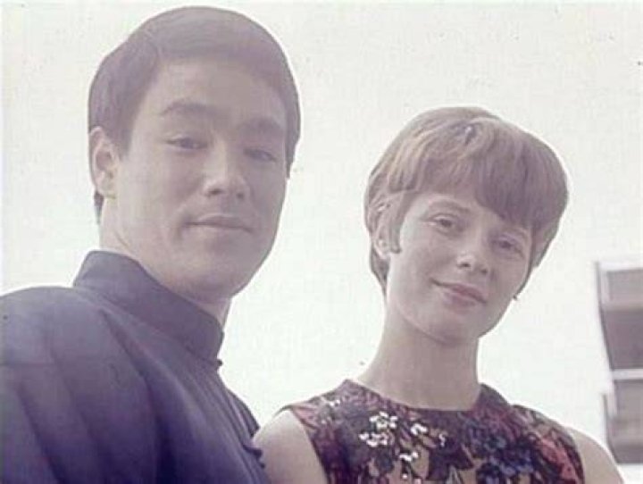 “Suave, Debonair, Big City”: Bruce Lee’s Wife Was Left Starstruck While First
Spotting the Martial Arts Legend, Revealed in His Biography