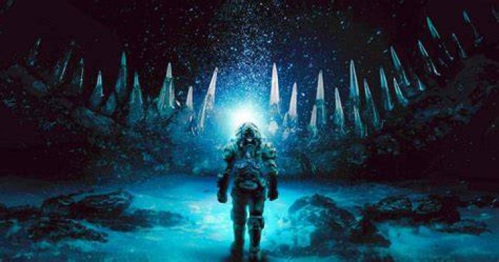 Underwater Movie Review Book and Film Globe