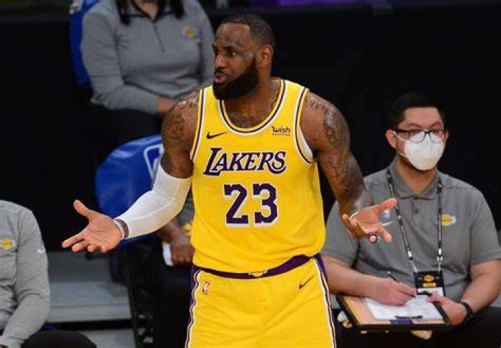 What Is a Clear Path Violation? LeBron James Getting Hacked by Magic Raises
Question on Soccer-Like Foul