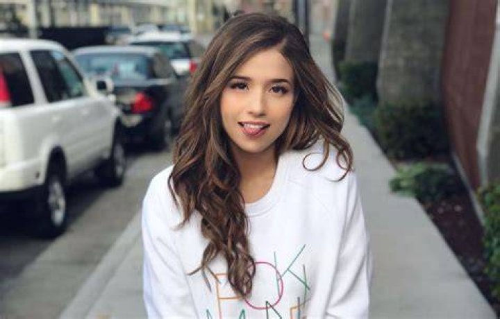 Who is Pokimane? (Age, Height, Birthday, Net Worth)