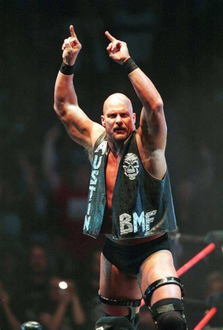 WWE Hall of Famer Gets Away With Showing Middle Finger to Stone Cold Steve
Austin