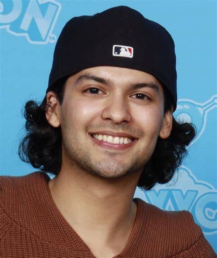 Xolo Mariduena as Barry Schweiber in Freaks And Geeks