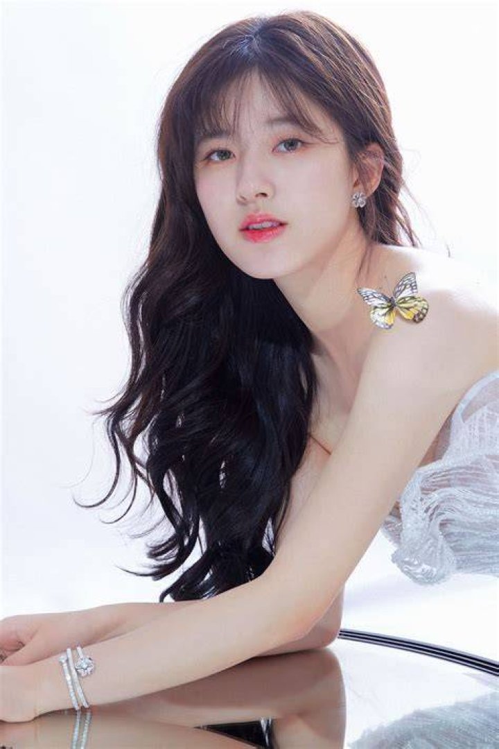Zhao Lusi: The Rising Star In Chinese Entertainment